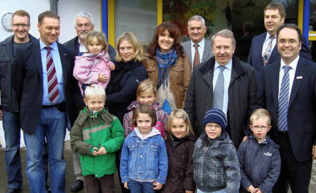 Staatsminister Helmut Rau (rechts nebe...rn bei seinem Besuch in der Gemeinde.   | Foto: Wolfgang Beck