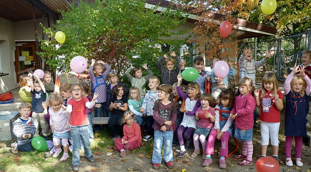 Kinder und Mitarbeiterinnen des Kinder...rungsarbeiten nun abgeschlossen sind.   | Foto: privat