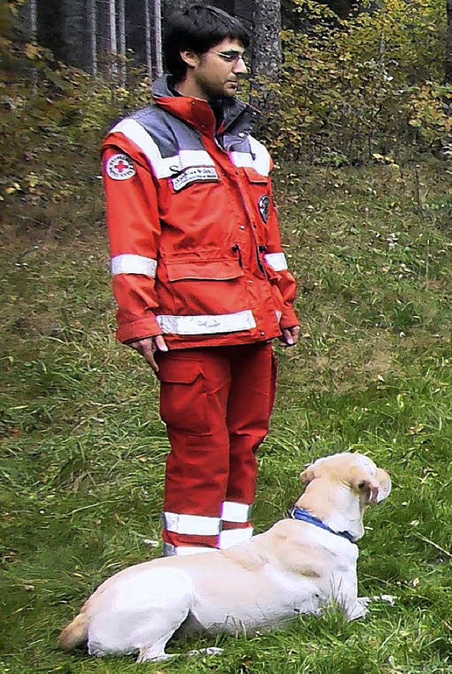 Ein Mitglied der DRK-Rettungshundestaf...e, wie man richtig mit Hunden umgeht.   | Foto: Privat