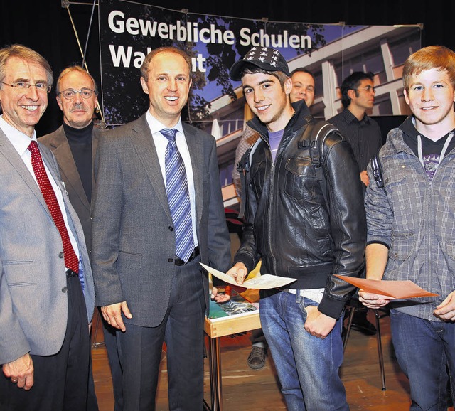 Mit Gerd Isele, Abteilungsleiter an de...neben den drei Herren prsentieren.     | Foto: Freudenthal