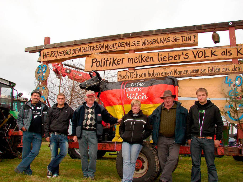 Um 3 Uhr in der Frhe war fr Gnter Grsslin, Sascha und Timo Keller, Marion Meyer, Max Schirmeier und Bernd Ziegler die Nacht zu Ende. Die Landwirte nahmen ber 160 Kilometer Traktorfahrt von Lrrach nach Straburg auf sich.