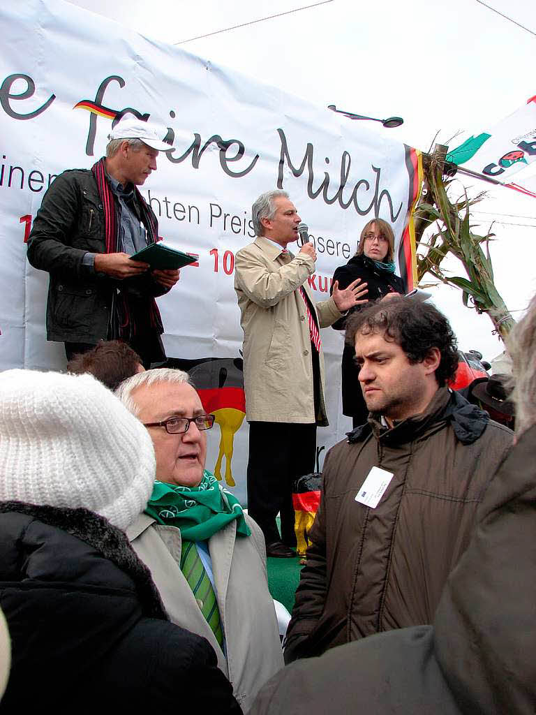 Nur eine Handvoll Parlamentarier, darunter Abgeordnete aus Portugal (hinten Mitte) und Italien (vorne Mitte) trauten sich unters Volk.