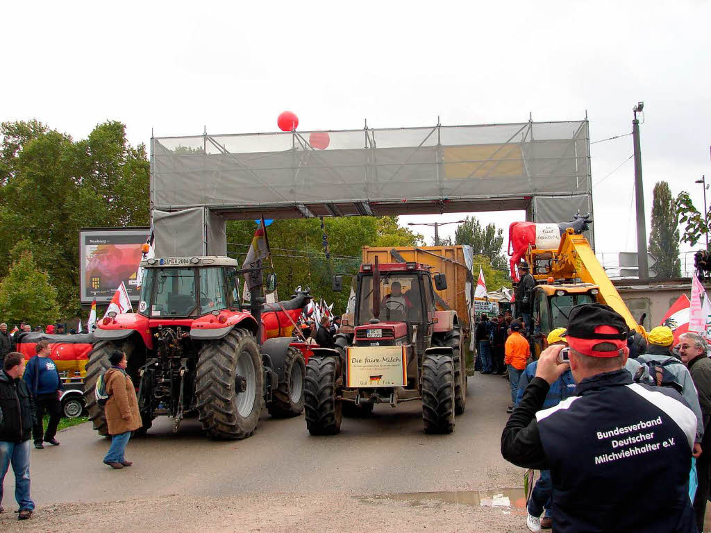 Groes Hallo auf dem Messegelnde beim Eintreffen des Demonstrationszugs.