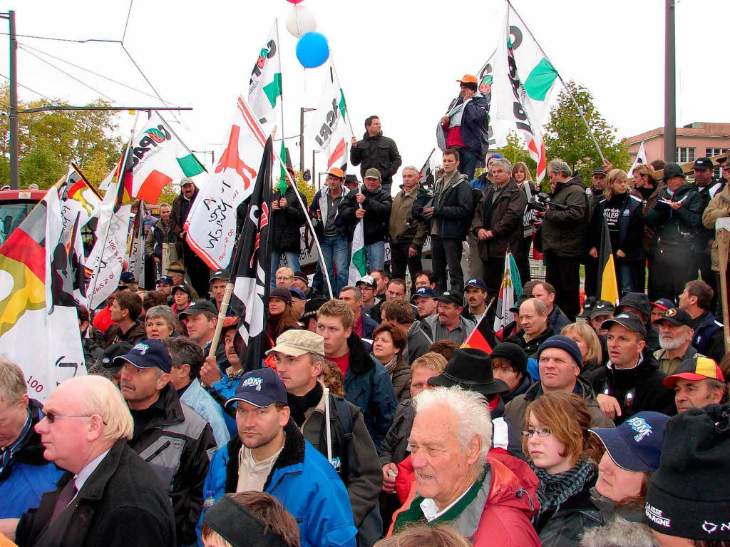 1500 Landwirte aus ganz Deutschland, den angrenzenden Lndern sowie Italien (im Hintergrund) nahmen an der Kundgebung teil.