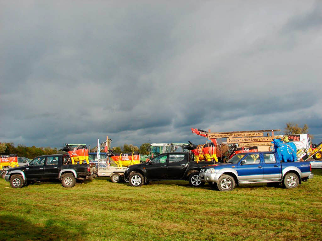 Mit Pickups und schwarz-rot-goldenen Khen kamen die Landwirte aus Schleswig-Holstein zur Demo.