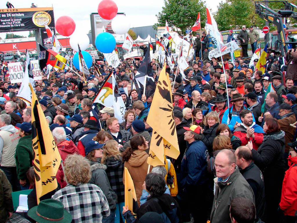 Schtzungsweise 1 500 Landwirte aus ganz Deutschland, den angrenzenden Lndern sowie Italien nahmen an der Kundgebung auf dem Messegelnde teil.