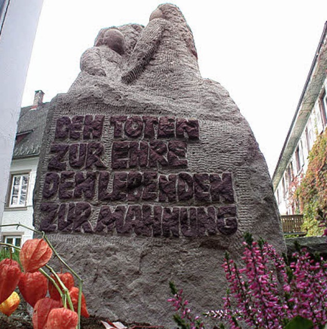Unverrckbare Erinnerung an das Schick... ist der 2007 errichtete Gedenkstein.   | Foto:  Andr Hnig