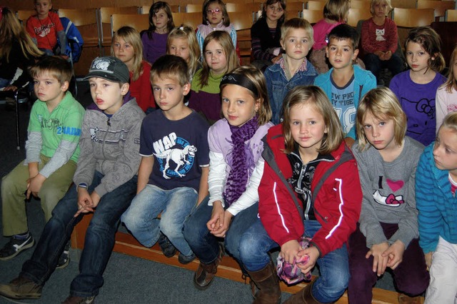 Gespannt lauschen die Grundschüler dem Märchen. | Foto: Klaus Berger Gespannt lauschen die Grundschüler dem Märchen. | Foto: Klaus Berger