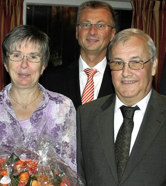 Jubilum: Reinhold Schmid (r.) mit  Eh...Vorstandsvorsitzendem  Werner Thomann   | Foto: Susanne Kanele
