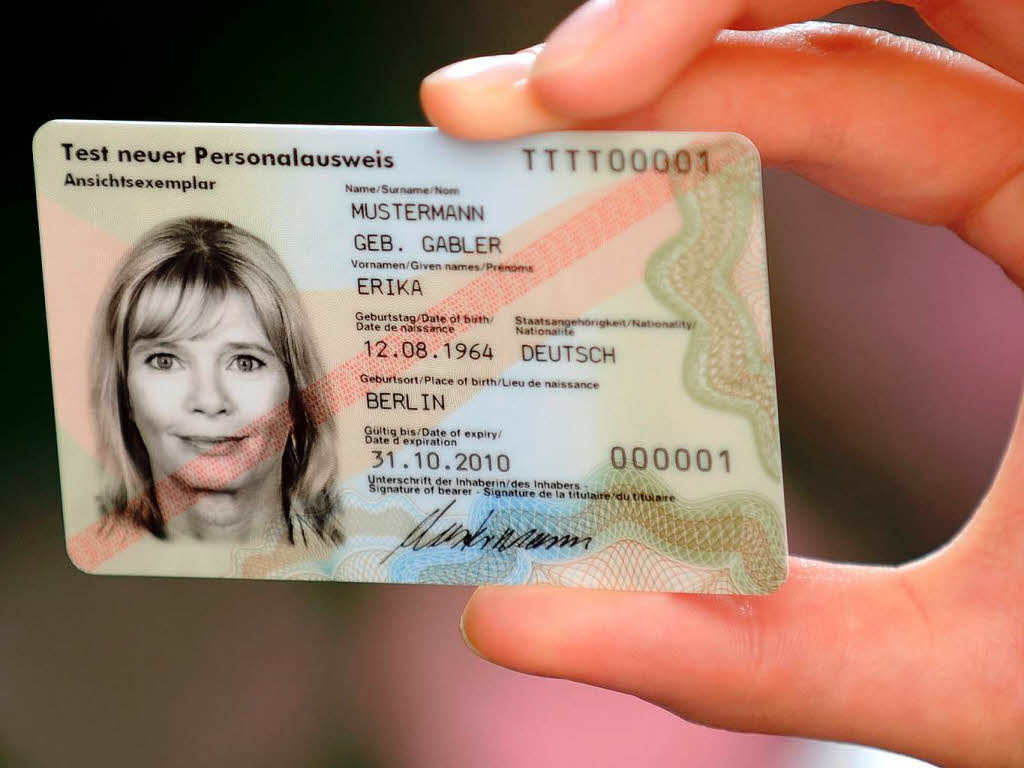 Den digitale Personalausweis wird im Regelfall fr Brger ab 16 Jahren ausgestellt. Fr Kinder und Jugendliche unter 16 Jahren knnen Eltern Personalausweise ohne Online-Ausweisfunktion („eID-Funktion“) beantragen.