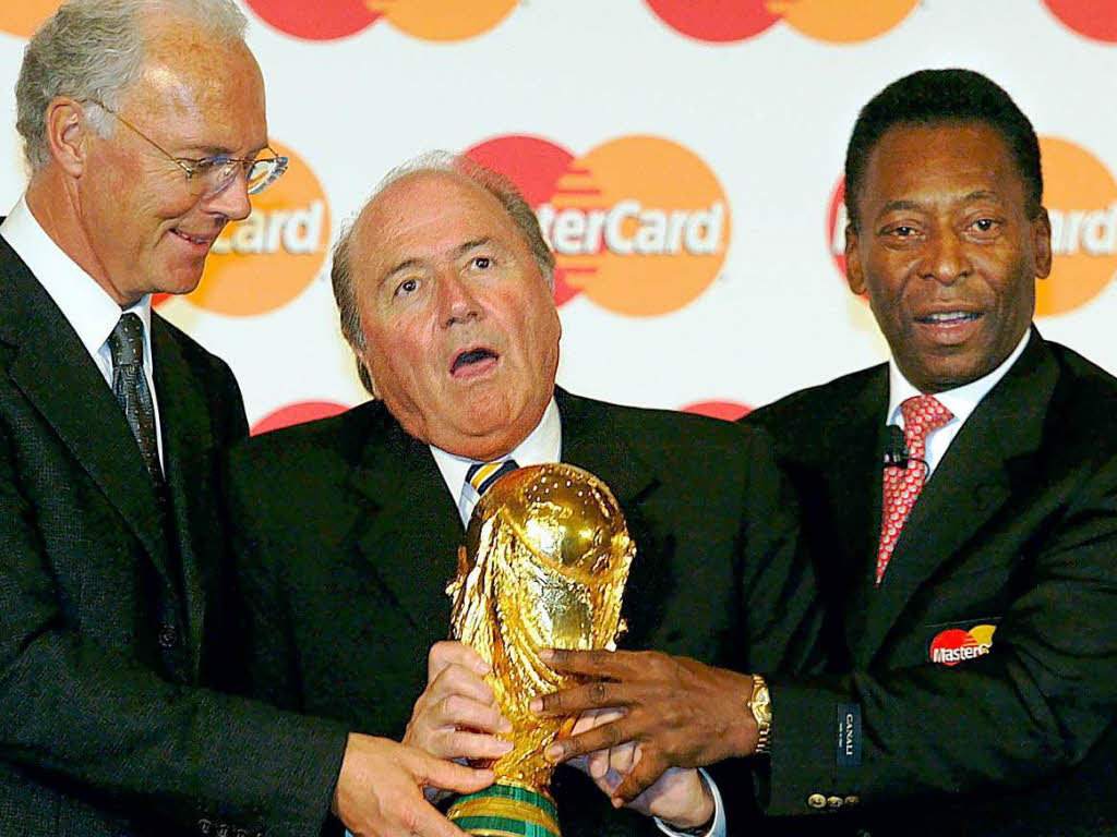 2003 mit Franz Beckenbauer und Fifa-Boss Joseph Blatter