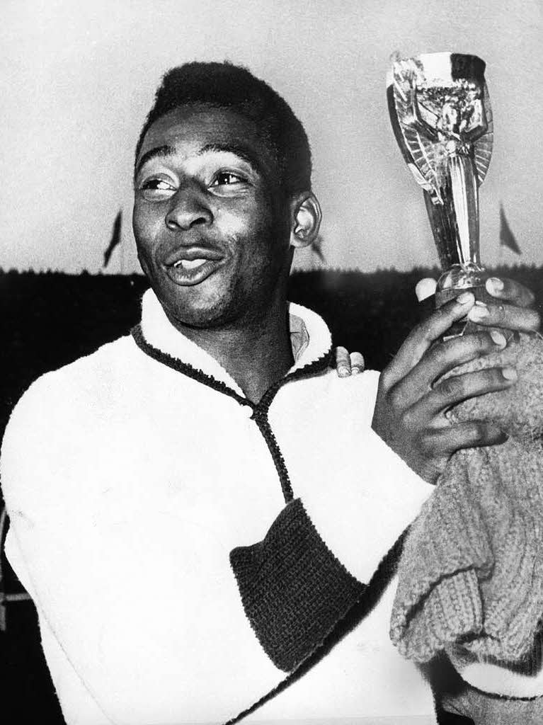 1962: Pel  ist mit Brasilien Weltmeister geworden und zeigt den Jules-Rimet-Cup