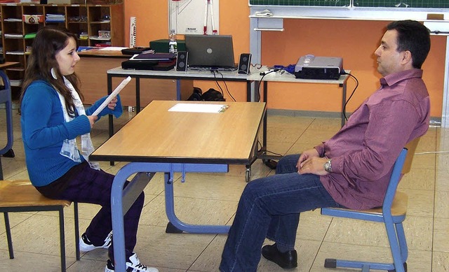 Bewerbungstraining in der Frderschule...Schlerin (links) die Personalchefin.   | Foto: Ulrike Derndinger