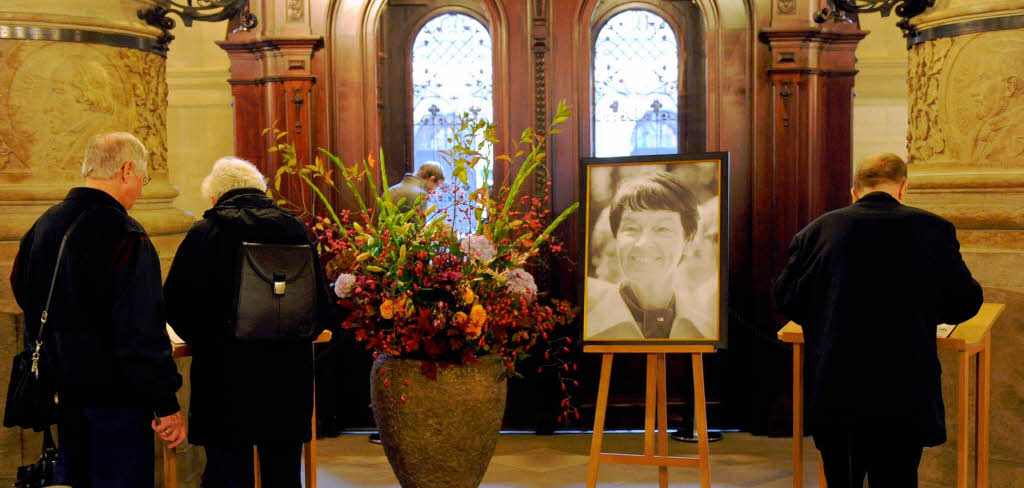 Trauernde tragen sich am in Hamburg im Rathaus in die Kondolenzbcher fr Loki Schmidt ein.