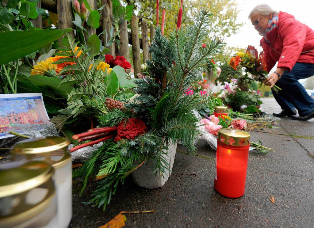 Passanten legen Blumen fr Loki Schmidt vor dem Wohnhaus im Hamburger Stadtteil Langenhorn an einen Zaun.