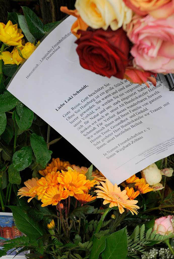 Ein an Loki Schmidt gerichteter Brief hngt in Hamburg am Zaun vor dem Wohnhaus der Familie Schmidt.