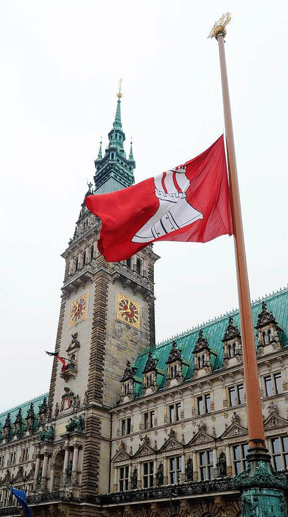 Die Hamburgfahne weht am Freitag (22.10.2010) in Hamburg vor dem Rathaus auf Halbmast.