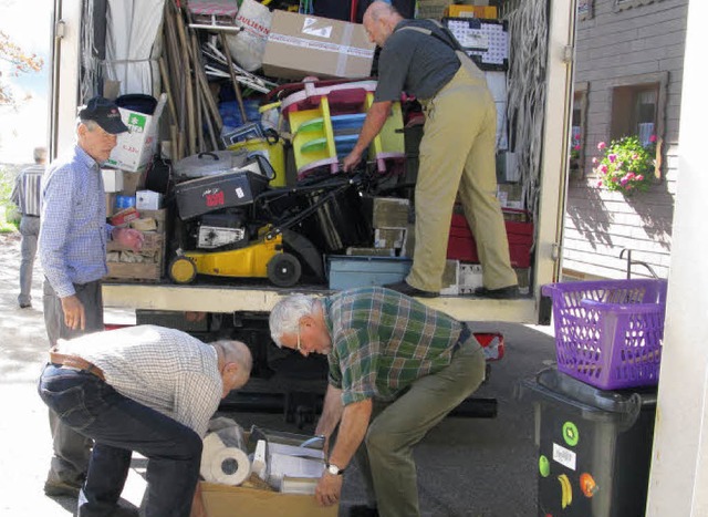 Die freiwilligen Helfer packten krftig mit an.   | Foto: sub