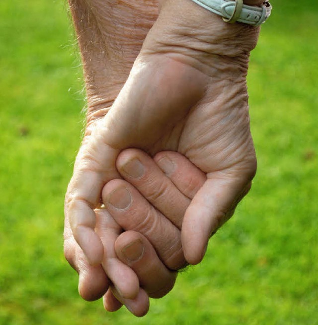 Hand in Hand: Die Transplantation hat ...ng des St. Blasier Ehepaars gestrkt.   | Foto: Fotolia