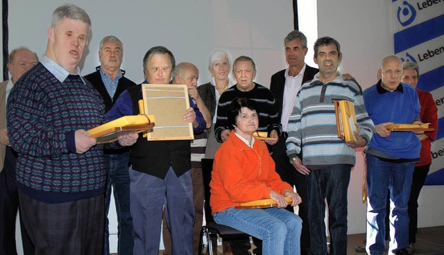 Helmut Ressel (Vierter von rechts) und...te fr ihre 40-jhrige Zugehrigkeit.   | Foto: Britta Wieschenkmper