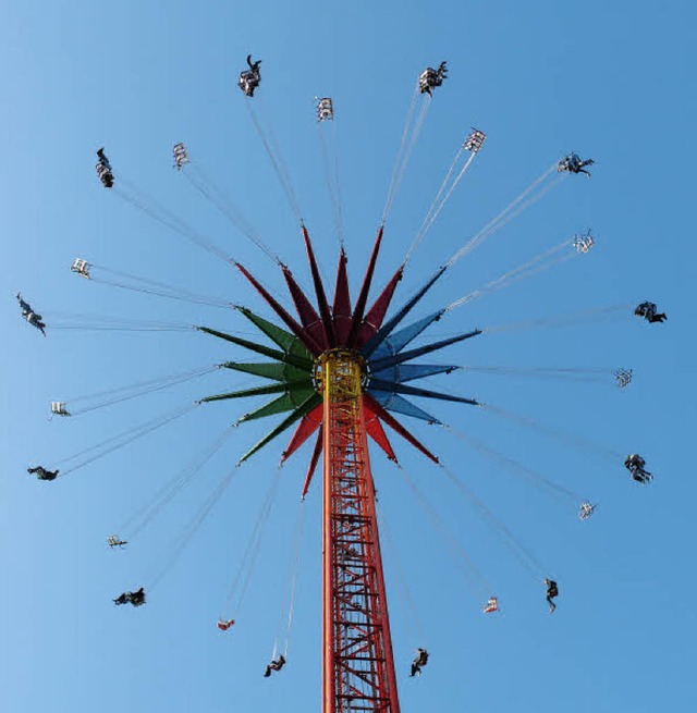 Das hchste Kettenkarussell der Welt auf dem Kasernenplatz.   | Foto: BZ