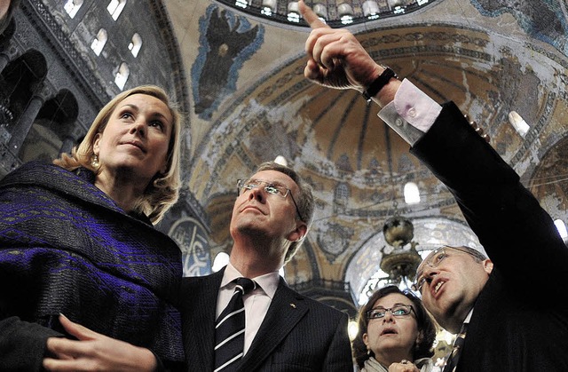 Christian Wulff mit Frau Bettina (links) in der Hagia Sophia  | Foto: dpa