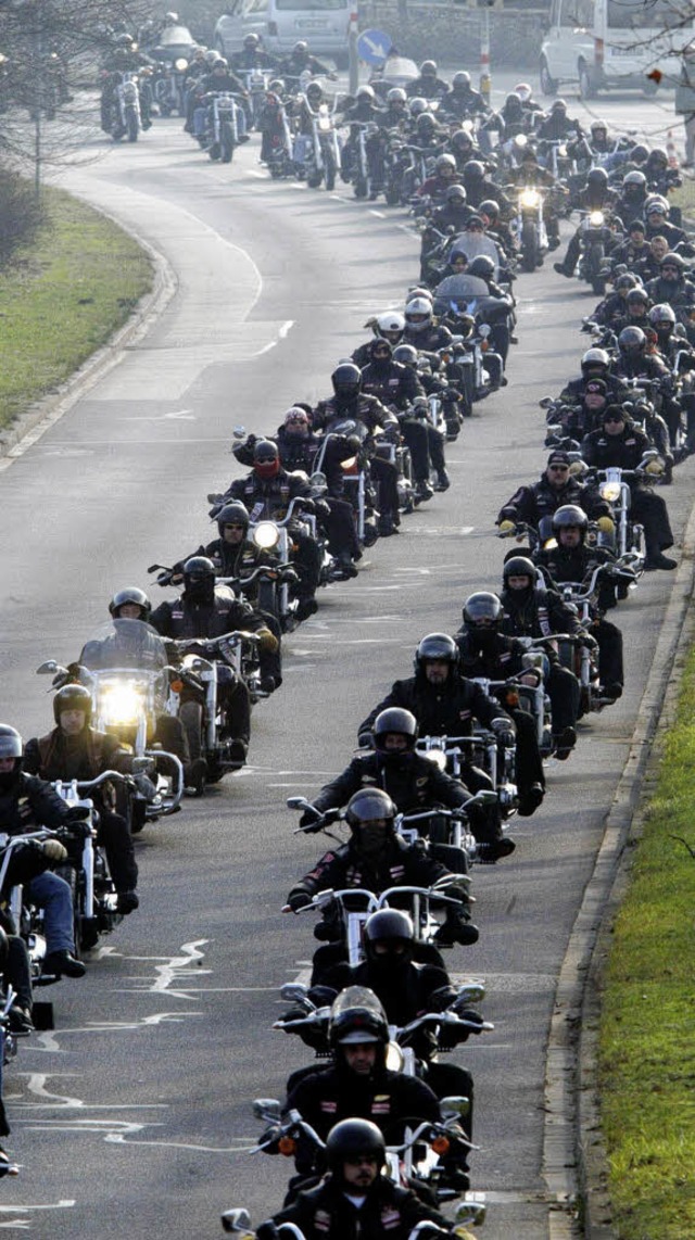 Motorradparade: Die Hell&#8217;s Angel...en sie als Mitglieder des Clubs aus.    | Foto: DPA/ddp