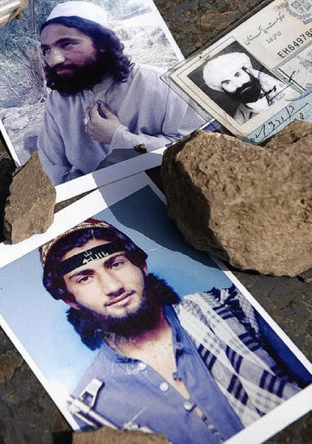 Beschlagnahmte Fotos und Psse whrend...raktion gegen Islamisten in Pakistan   | Foto: DPA
