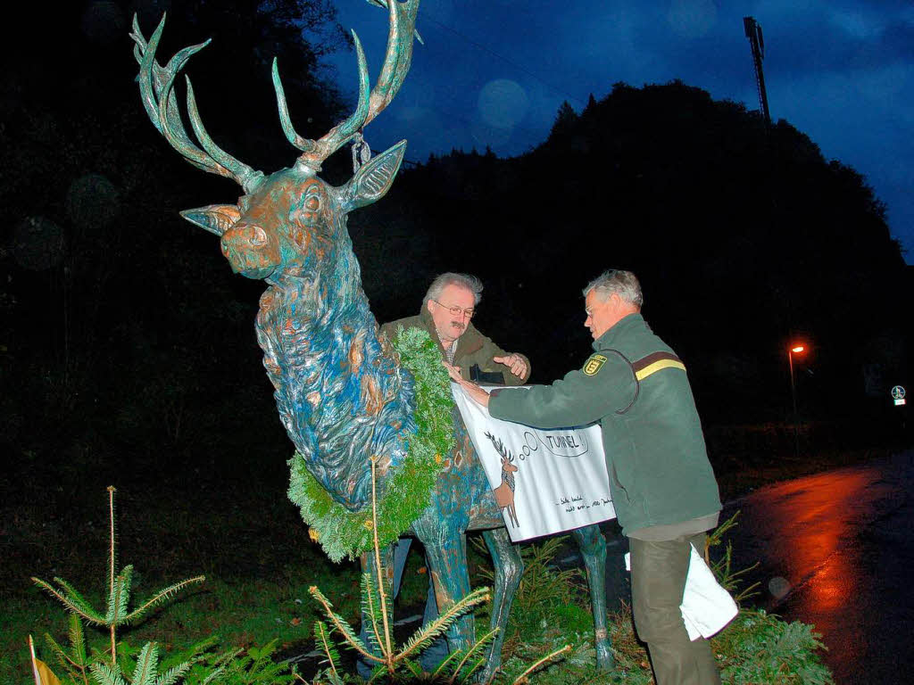 Der Hirsch kehrt an den Hirschsprung am Eingang des Hllentals zurck.