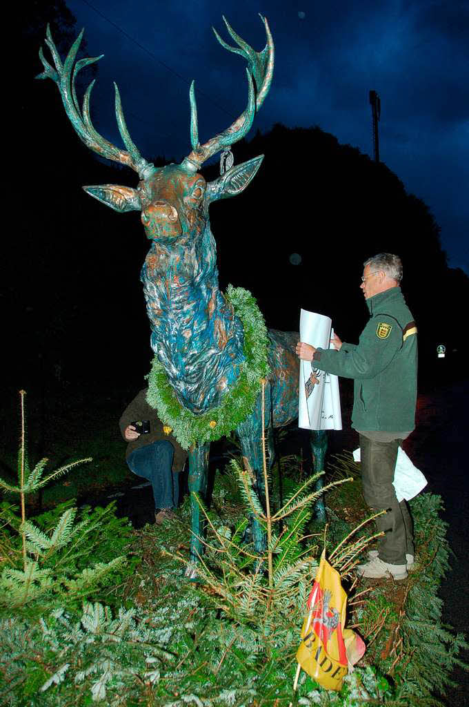 Der Hirsch kehrt an den Hirschsprung am Eingang des Hllentals zurck.