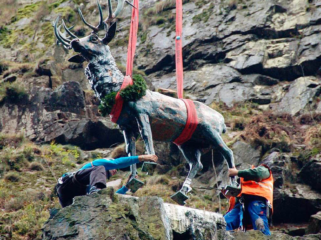 Der Hirsch kehrt an den Hirschsprung am Eingang des Hllentals zurck.