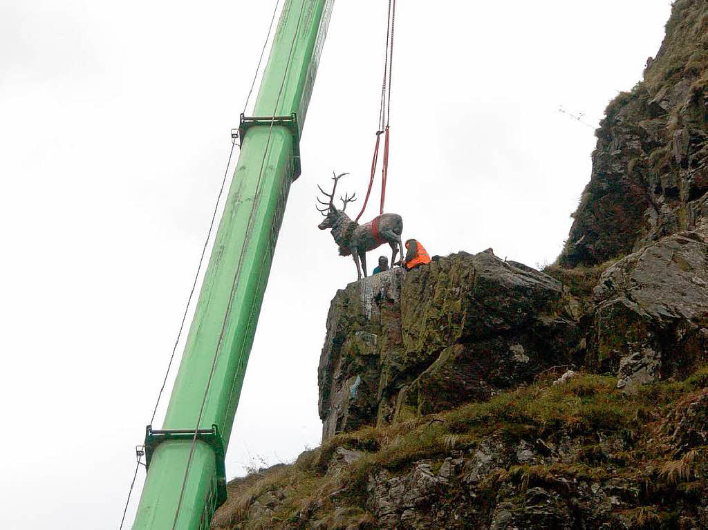 Der Hirsch kehrt an den Hirschsprung am Eingang des Hllentals zurck.