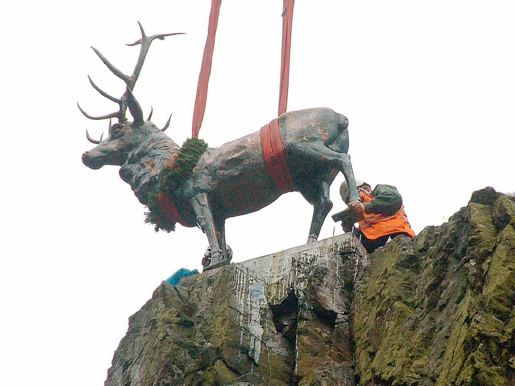 Der Hirsch kehrt an den Hirschsprung am Eingang des Hllentals zurck.