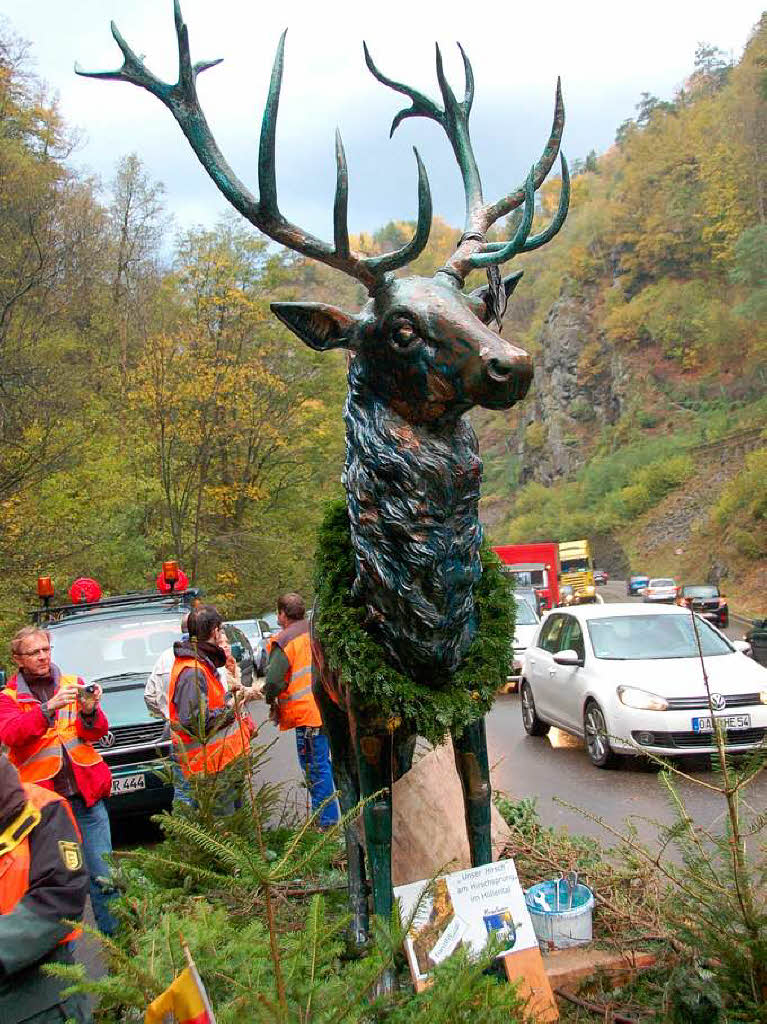 Der Hirsch kehrt an den Hirschsprung am Eingang des Hllentals zurck.