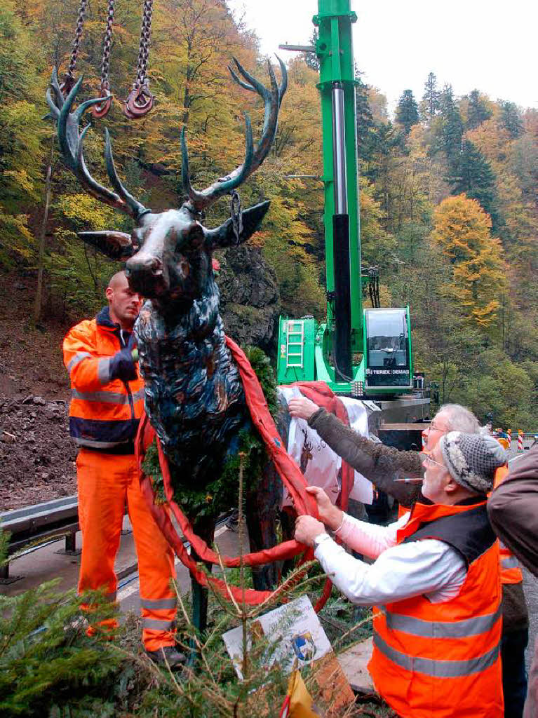 Der Hirsch kehrt an den Hirschsprung am Eingang des Hllentals zurck.