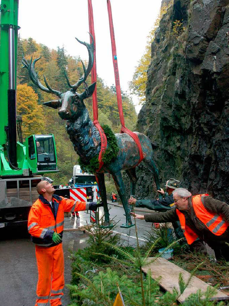 Der Hirsch kehrt an den Hirschsprung am Eingang des Hllentals zurck.