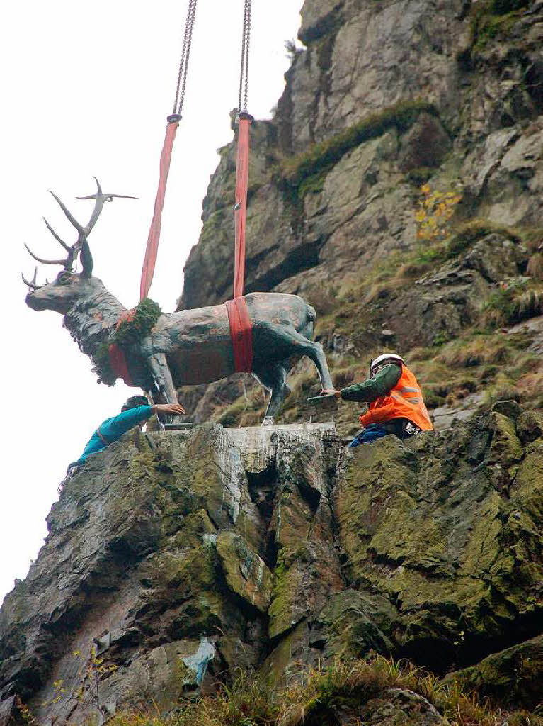 Der Hirsch kehrt an den Hirschsprung am Eingang des Hllentals zurck.