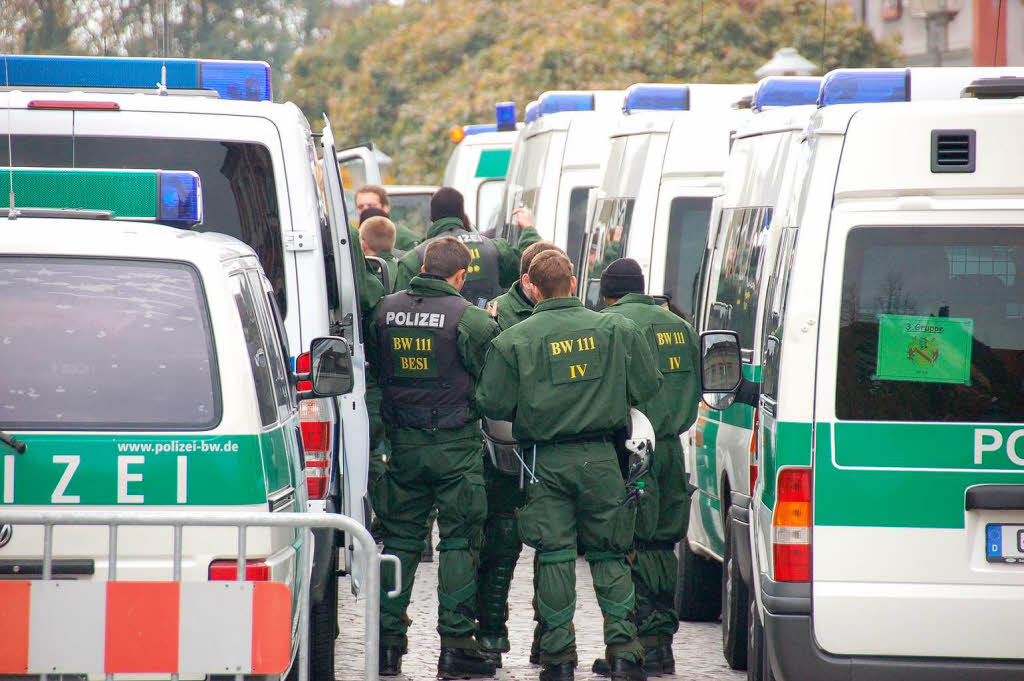 Kundgebung gegen Rechts in Offenburg: Die Polizei ist mit zwlf Mannschaftswagen am Eingang der Fugngerzone prsent