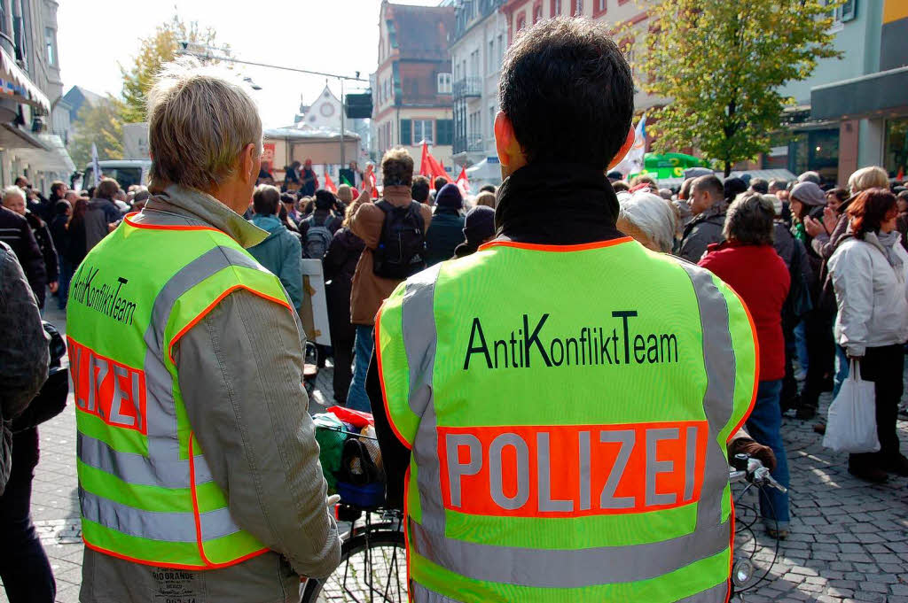 Kundgebung gegen Rechts in Offenburg: das Anti-Konflikt-Team der Polizei
