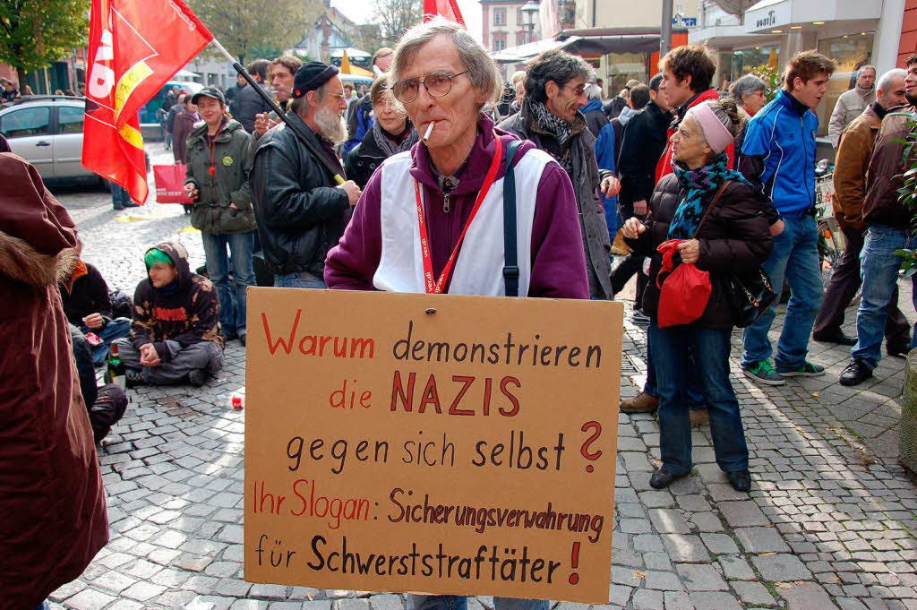 Kundgebung gegen Rechts in Offenburg: Gnther Melle von der Verdi-Erwerbsloseninitiative mit einem Protestplakat
