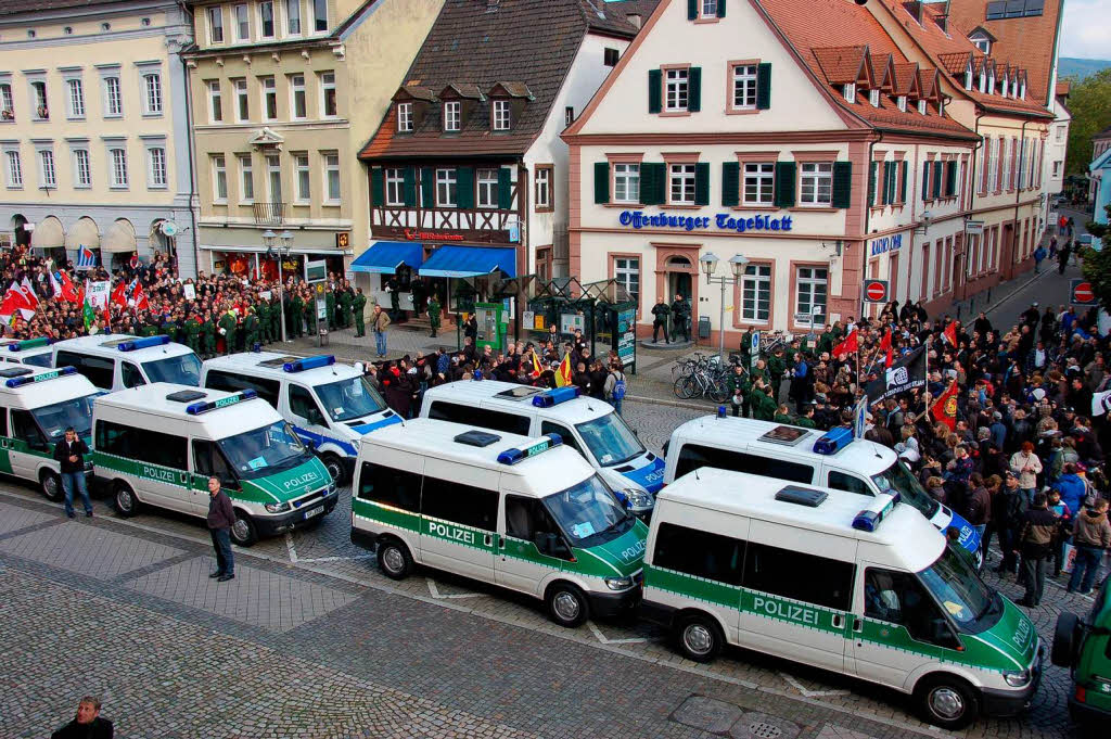 Rechtsextreme eingekesselt zwischen Polizei und Gegendemonstranten am Eingang zur Offenburger Fugngerzone.