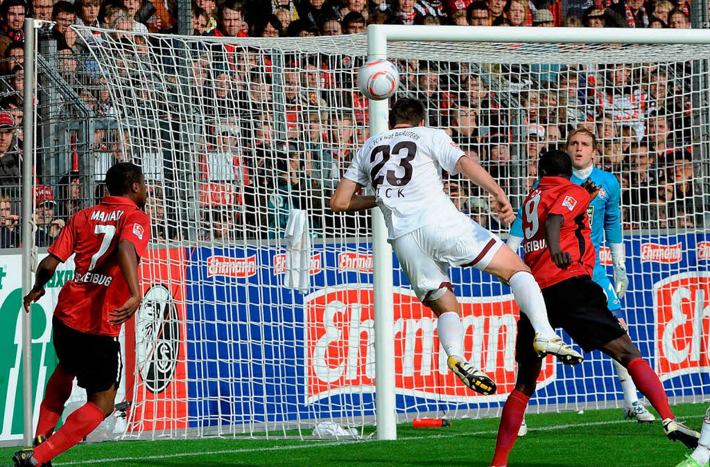 Der SC Freiburg siegt gegen Kaiserslautern 2:1.