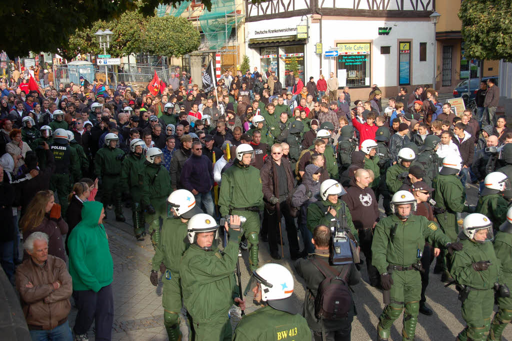 Demo gegen Nazis: Unter Polizeischutz werden die Rechtsextremen aus der Stadt eskortiert.