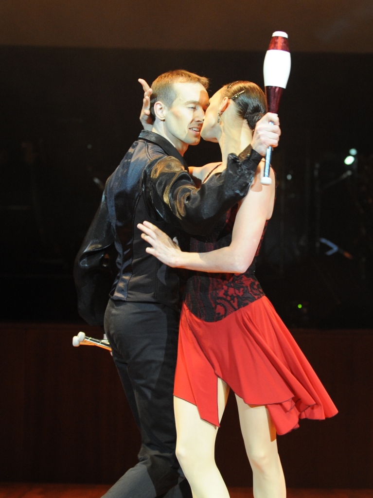 Emily & Menno, Juggling Tango