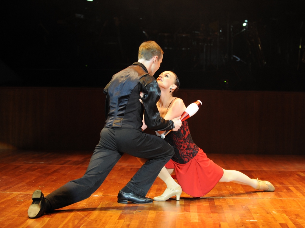 Emily & Menno, Juggling Tango