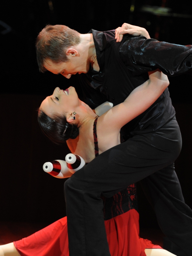 Emily & Menno, Juggling Tango