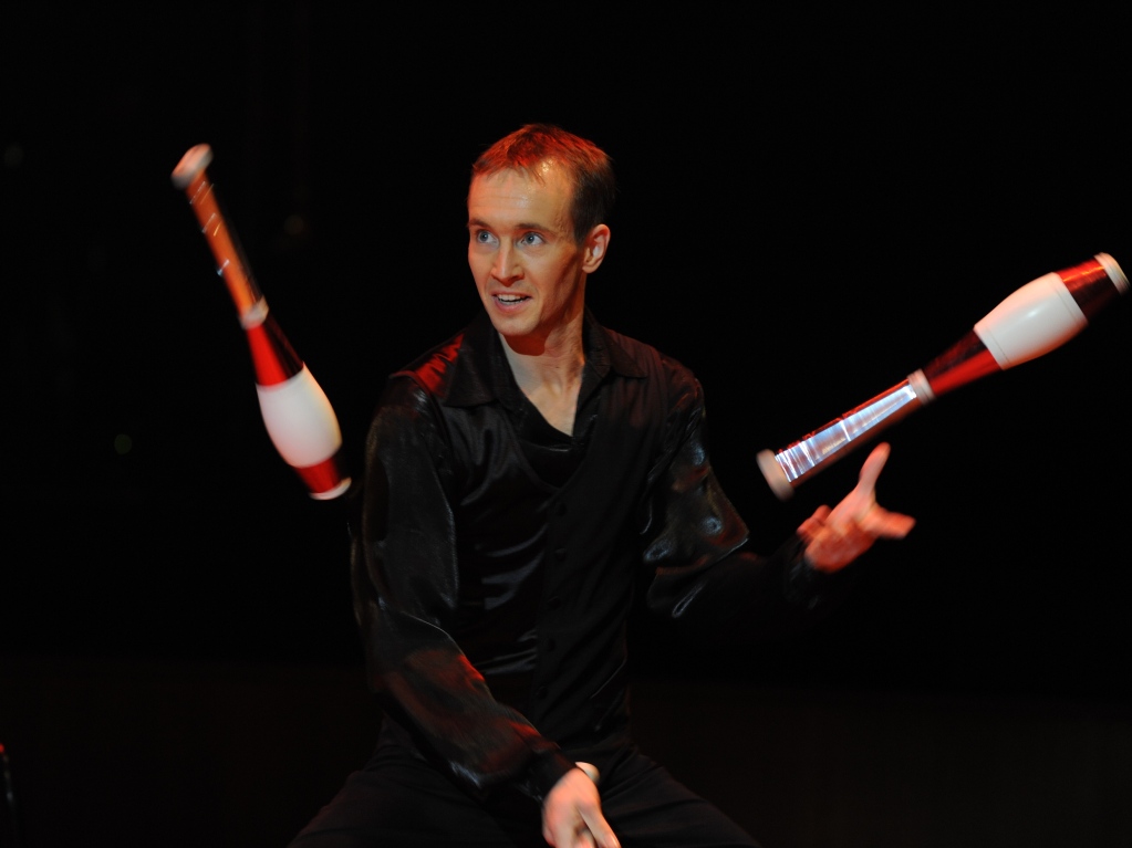 Emily & Menno, Juggling Tango