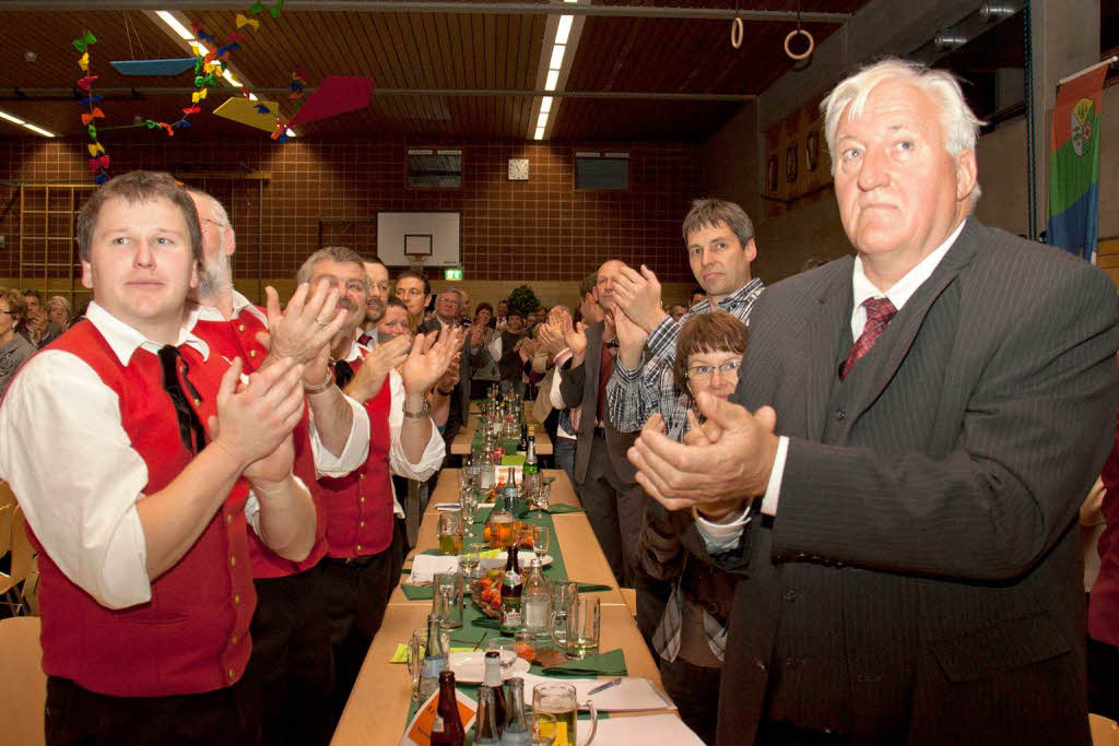 Lang anhaltenden Beifall gab es nach der Abschiedsrede des scheidenden Bürgermeisters Erich Kiefer Lang anhaltenden Beifall gab es nach der Abschiedsrede des scheidenden Bürgermeisters Erich Kiefer