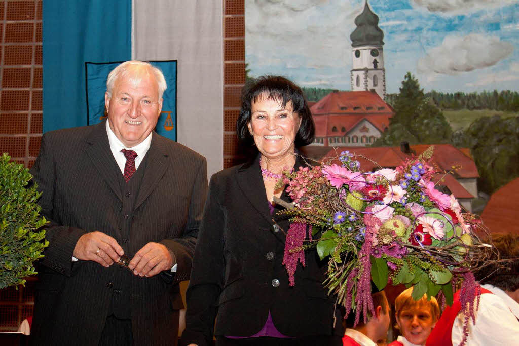 Blumen von Bürgermeisterstellvertreter Waldemar Hösl für Monika Kiefer Blumen von Bürgermeisterstellvertreter Waldemar Hösl für Monika Kiefer