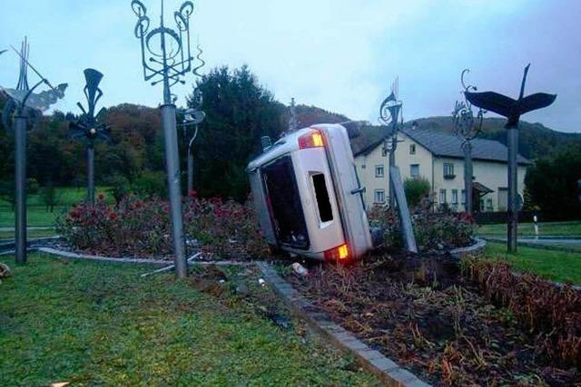 Fahranfnger donnert auf Verkehrsinsel